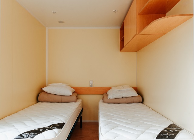 Chambre Lit Simple - Camping de Bernezac