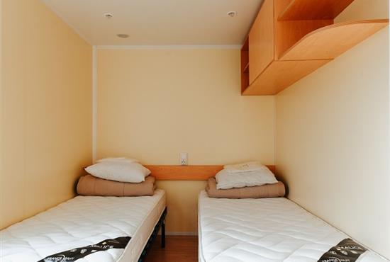 Chambre Lit Simple - Camping de Bernezac